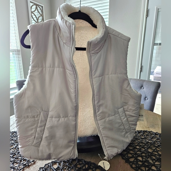Puffer/ Sherpa Reversible Cropped Vest, Size: XL - Picture 9 of 10